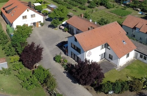 Untereisenheim Apartment | Modernes Appartement im 1.Stock mit Küchenzeile