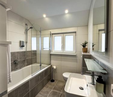 Boeblingen House | Modernes Ferienhaus mit Kochinsel, Garten, 2 Parkplätze inkl, 4-8 Pers