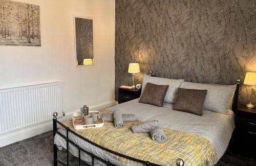 Wigan Apartment | Modernised central Wigan townhouse sleeps up to 6