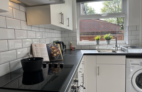 Wigan House | Modernised Central Wigan Townhouse Sleeps up to 6