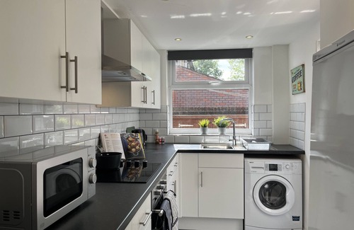 Wigan House | Modernised Central Wigan Townhouse Sleeps up to 6