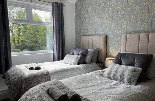 Wigan House | Modernised Central Wigan Townhouse Sleeps up to 6