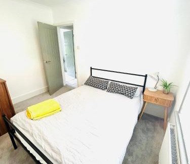 Hastings Apartment | Modernised cottage Sleeps Six