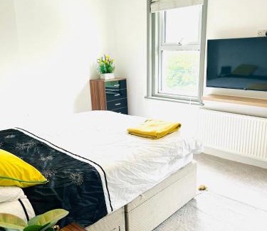 Hastings Apartment | Modernised cottage Sleeps Six