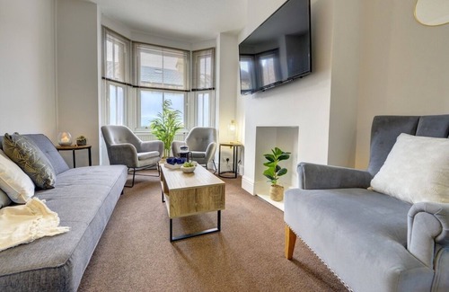 Bedford House | Modernistic 3-Bed House in Central Bedford