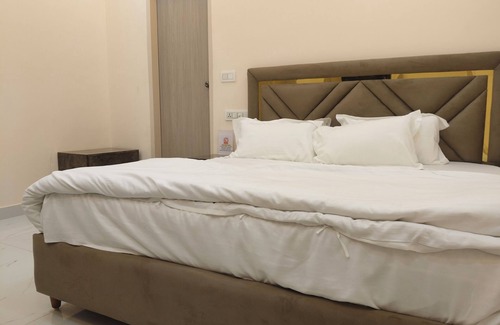 Palanpur Hotel | Modest Rooms by LIBRA