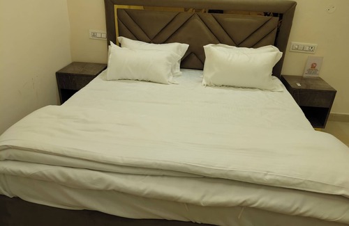 Palanpur Hotel | Modest Rooms by LIBRA