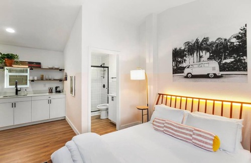 Chandler Apartment | Mokulua Studio suite. hōʻoluʻolu