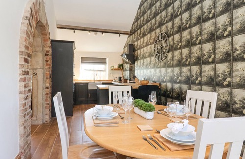 West Heslerton Cottage | MOLLY'S COTTAGE, pet friendly, with a garden in Rillington