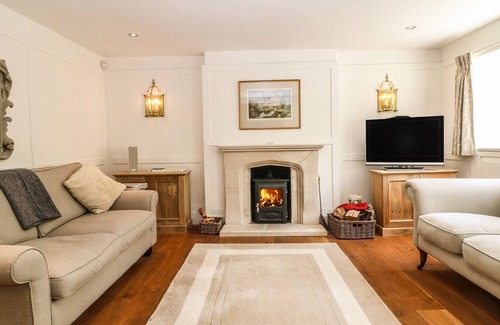 Burford Cottage | MOLLYS COTTAGE, pet friendly, character holiday cottage in Burford