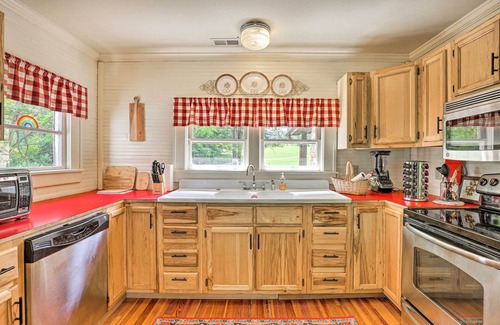 Arden Cottage | 'Momma Rhodes' Cozy Home Near Blue Ridge Pkwy