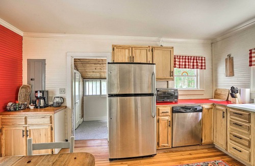 Arden Cottage | 'Momma Rhodes' Cozy Home Near Blue Ridge Pkwy