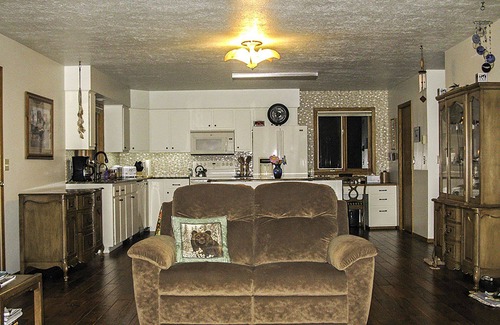 Emigrant House | Monarch Garden Inn Penthouse Apt 180° Mnt View, AC, Wi-Fi, Jacuzzi, Yellowstone