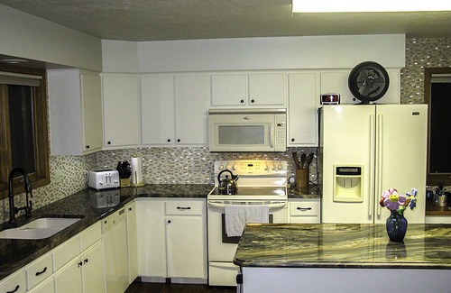 Emigrant House | Monarch Garden Inn Penthouse Apt 180° Mnt View, AC, Wi-Fi, Jacuzzi, Yellowstone