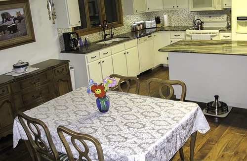 Emigrant House | Monarch Garden Inn Penthouse Apt 180° Mnt View, AC, Wi-Fi, Jacuzzi, Yellowstone
