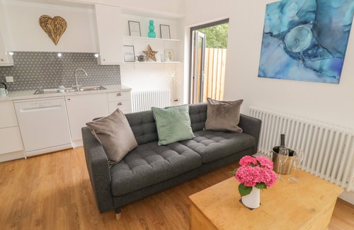 Whitney-on-Wye Cottage | MONARCH'S BARN, pet friendly, with a garden in Droitwich Spa
