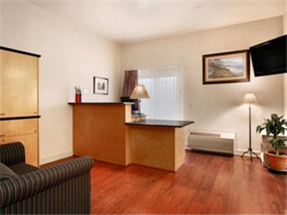 Marina Hotel | Monarch Valley Inn Marina at Monterey Bay