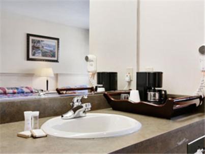 Marina Hotel | Monarch Valley Inn Marina at Monterey Bay
