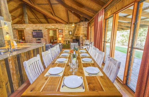 Broke House | Monkey Place Country House - Unique, sandstone 4 bdrm home with pool, spa and awesome fireplace!
