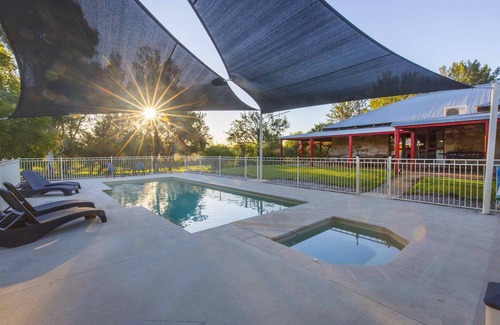 Broke House | Monkey Place Country House - Unique, sandstone 4 bdrm home with pool, spa and awesome fireplace!