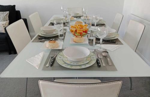 Aylesbury House | Monmouth House Aylesbury Premier Quality Accommodation For Larger Families Contractors And Professionals Sleeps Up to 6 Guests