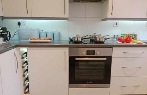 Aylesbury House | Monmouth House Aylesbury Premier Quality Accommodation For Larger Families Contractors And Professionals Sleeps Up to 6 Guests