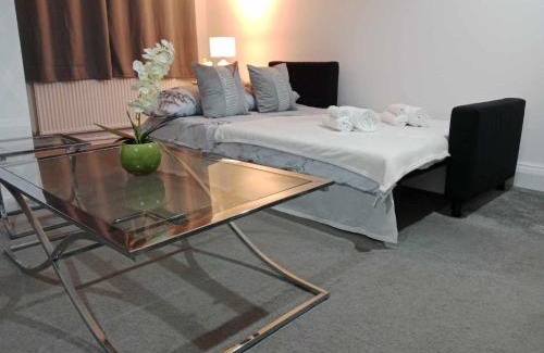 Aylesbury House | Monmouth House Aylesbury Premier Quality Accommodation For Larger Families Contractors And Professionals Sleeps Up to 6 Guests