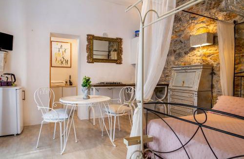 Monterotondo Marittimo Apartment | Monolocale con bagno, angolo cottura e letto matrimoniale a Baldacchino