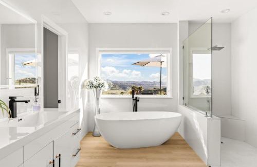 Fallbrook House | Monserate Wine Country w Infinity Pool Views