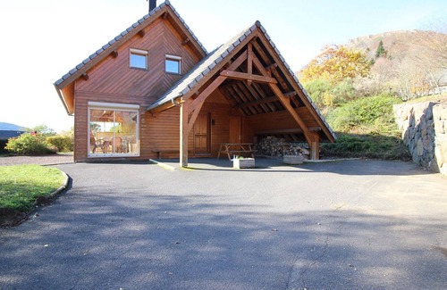 Mont-Dore Ski Chalet | Mont-Dore: Spacious chalet with parking and large grounds