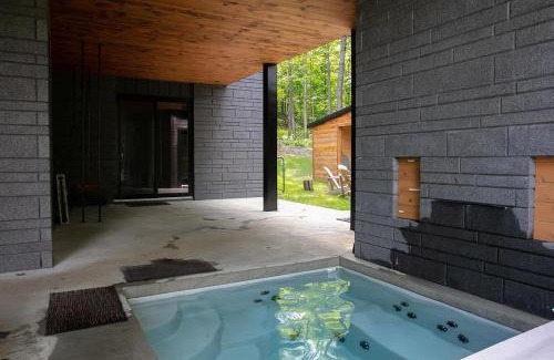 Potton Ski Chalet | Mont Owl's Head - Sauna - Spa - Inground Pool