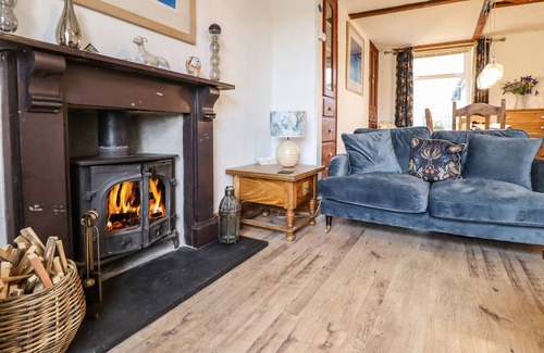 Tanygrisiau Cottage | MONTAGUE HOUSE, pet friendly, with open fire in Blaenau Ffestiniog