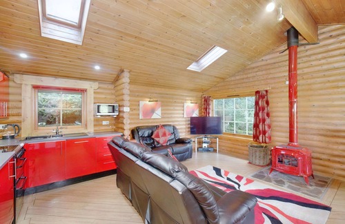 Bingley Cabin | Montana - 5 Star - Pet Friendly - Hot Tub - Scandinavian Log Cabin