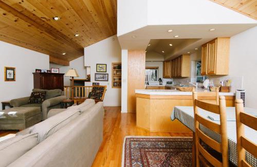 Lake Forest House | Monte Mar on North Shore - 4 BR in Quiet Neighborhood, Wood Fireplace, Near Palisades Resort
