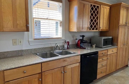 Monte Vista Apartment | Monte Vista Apt. A. 3 blks to UIW/Trinity & Zoo