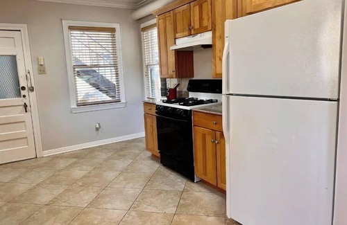 Monte Vista Apartment | Monte Vista Apt. A. 3 blks to UIW/Trinity & Zoo