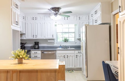 New Castle House | Monterey Drive Maison