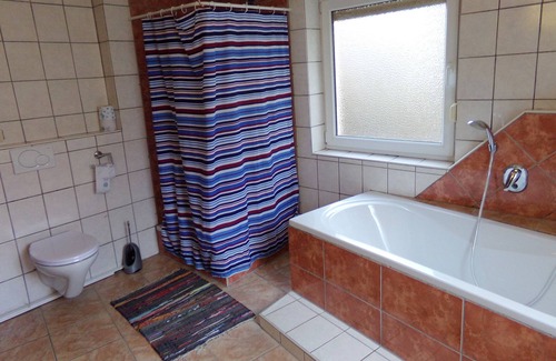 Suppingen Apartment | Monteurwohnung Bw04, 92qm mit 3 Schlafräume und Balkon für Max. 8 Personen