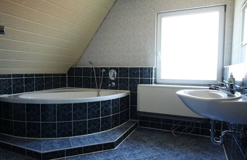Suppingen Apartment | Monteurwohnung Bw06, 85qm mit 4 Schlafräume für Max. 8 Personen