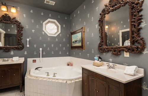 Versailles Bed & Breakfast | Montgomery Inn BnB
