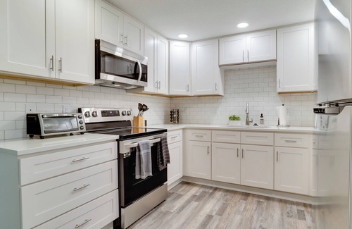 West Salem House | Month stay or more? Pet friendly duplex close to downtown.