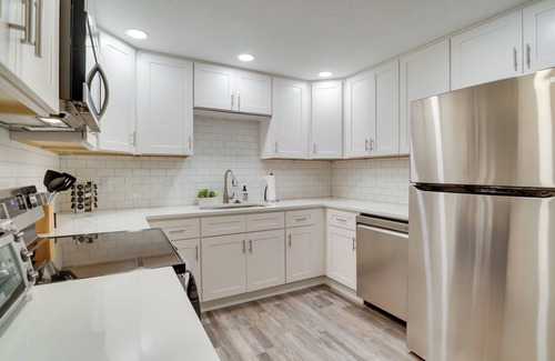 West Salem House | Month stay or more? Pet friendly duplex close to downtown.
