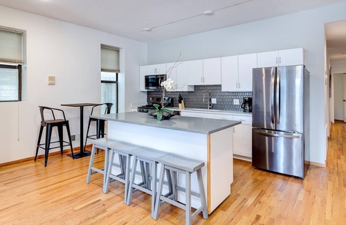 Pulaski Park Apartment | Month to Month FULLY FURNISHED Rental in West Town