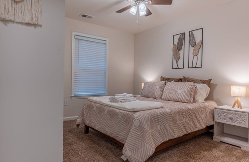 Lincolnton House | Monthly Boho-unit | Sleeps 6 | King Bed | Easy Parking, NO stairs