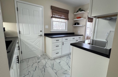 South Milwaukee House | Monthly Discount! Comfy 3BR Close to Everything!