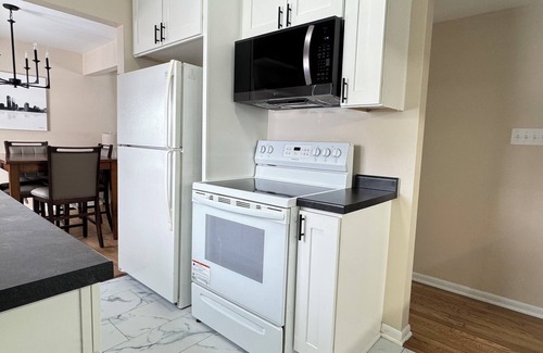 South Milwaukee House | Monthly Discount! Comfy 3BR Close to Everything!