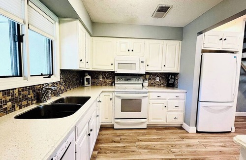 Huron Condo | Monthly Discounts Pet Friendly 2 King Suites on Golf Course W/Beautiful View!