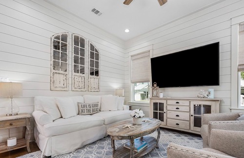 Greenway Park House | Monthly Rates for winter Farmhouse Rich in Amenities! Bikes, Pool near Beach