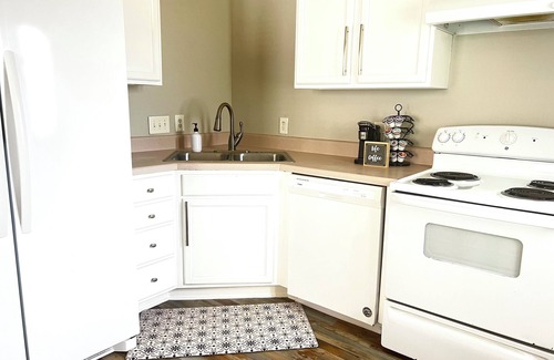 Greensboro House | Monthly Rental: 2 Bed 2 Bath in Greensboro