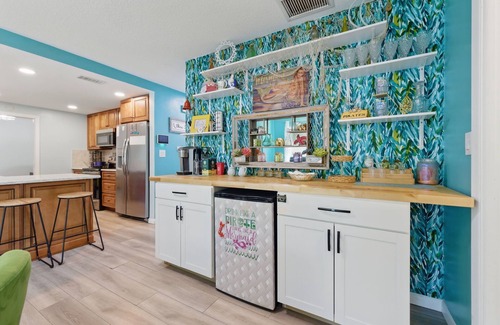 Jungle Terrace House | Monthly Stay Pool King Beds Fast Wi-Fi Near Beach